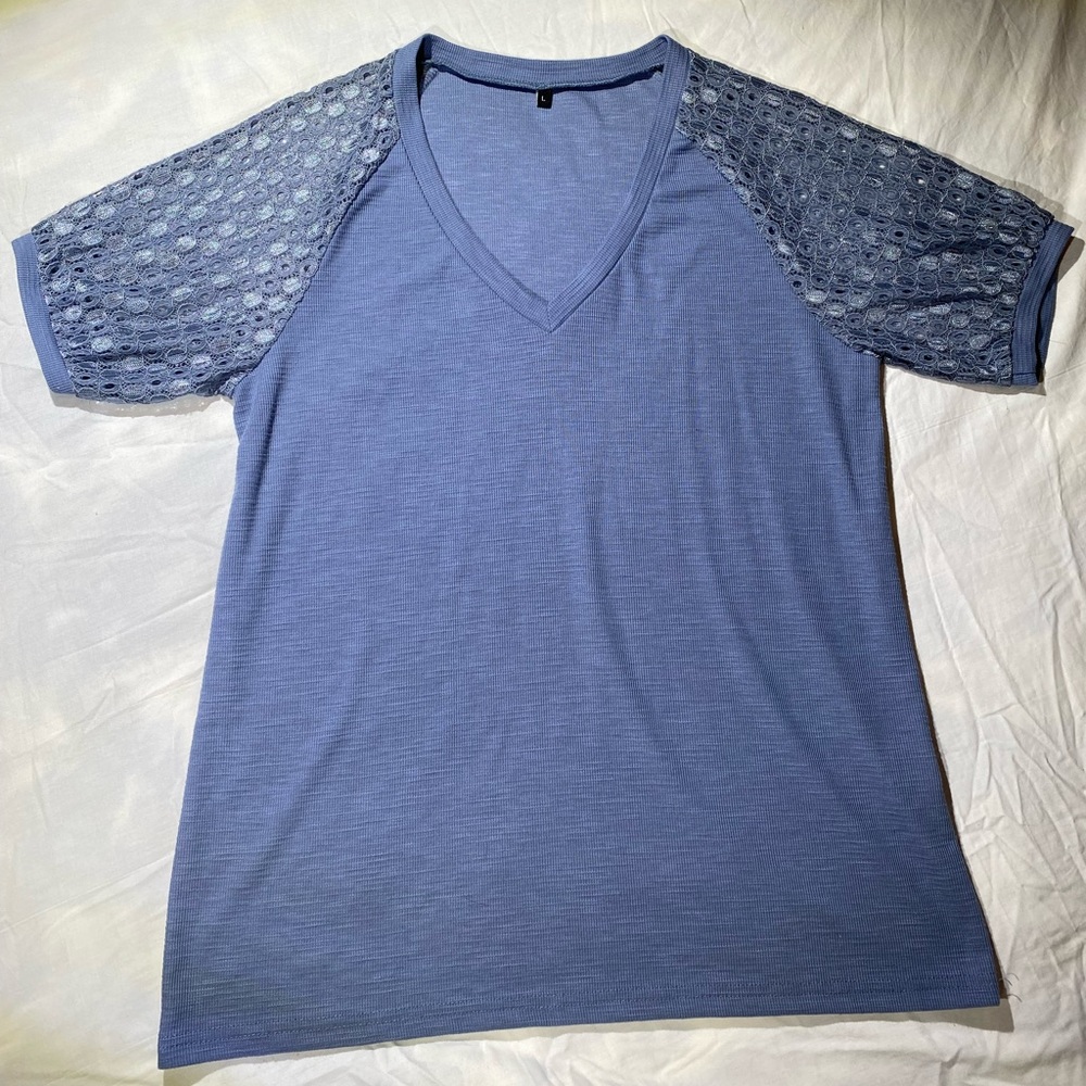 Blue Women’s Top w/lace Design on Short Sleeves- Size L - EUC!